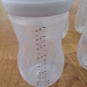 8 Philips Avent 9oz baby bottles with lids